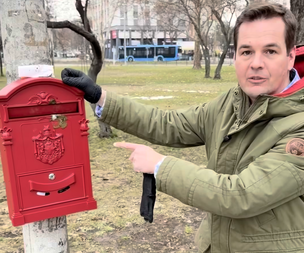 Kutyaszarral kenték össze Németh Balázs postaládáját