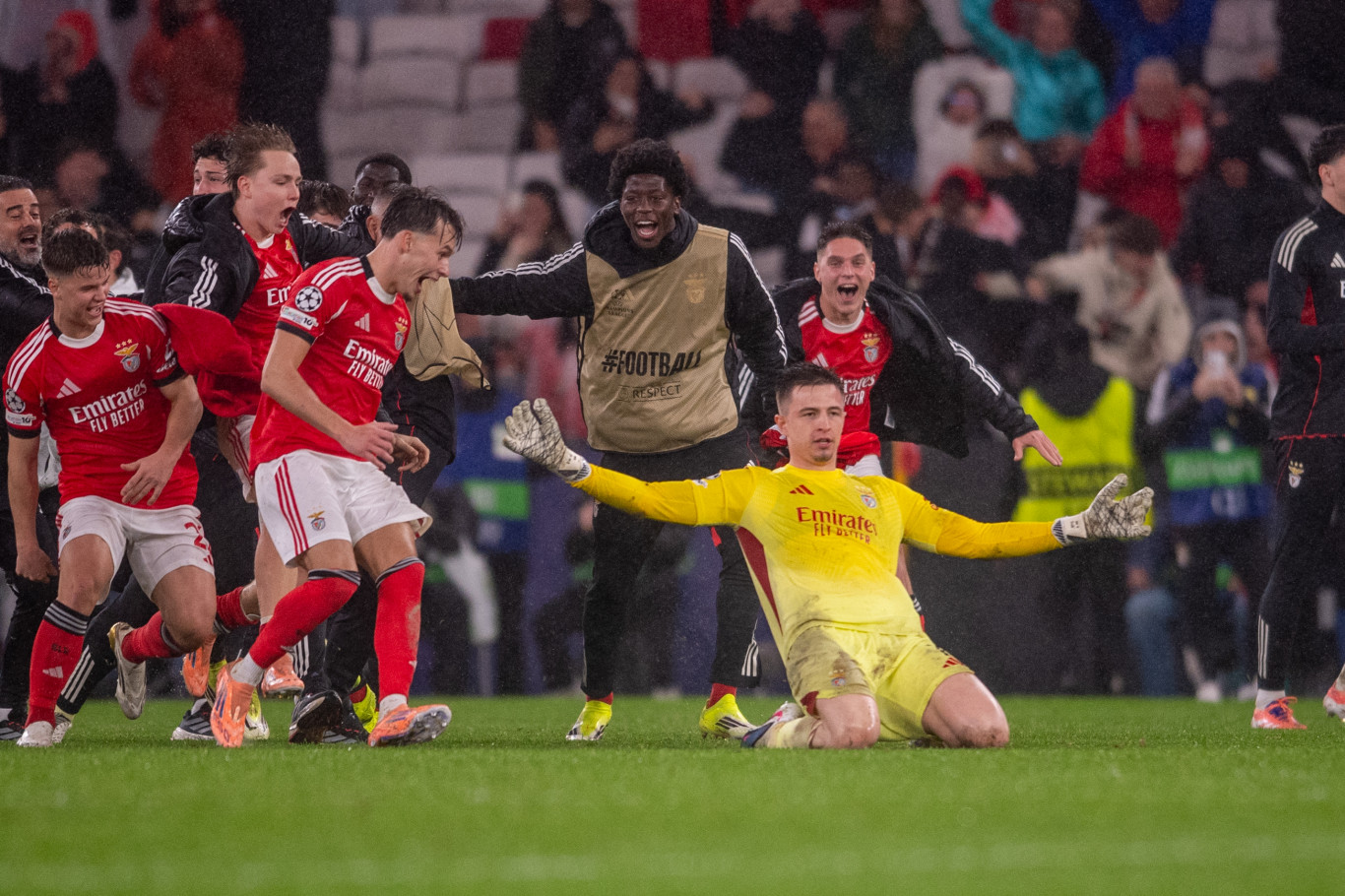 „Azokért, akik tudják, hogyan kell a végsőkig harcolni” – írta a Benfica ukrán kapusa azután, hogy a 98. perces góljával továbbjuttatta a csapatát a Bajnokok Ligájában