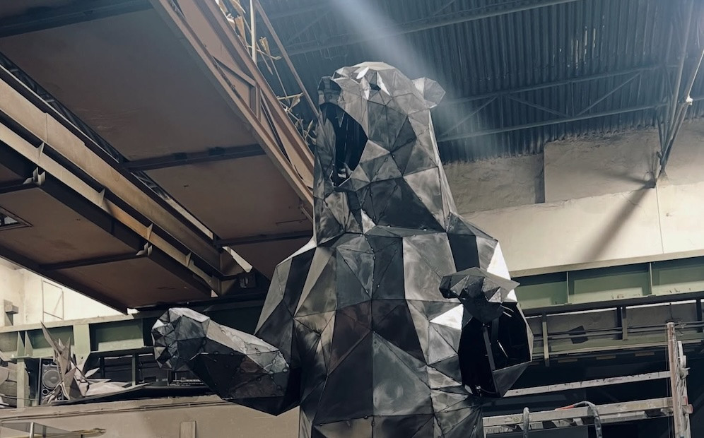 Belülről fog világítani Szőke Gábor Miklós új csodaszobra, a 3,5 méteres medve az állítólag elmedvétlenedett Tusnádfürdőre kerül