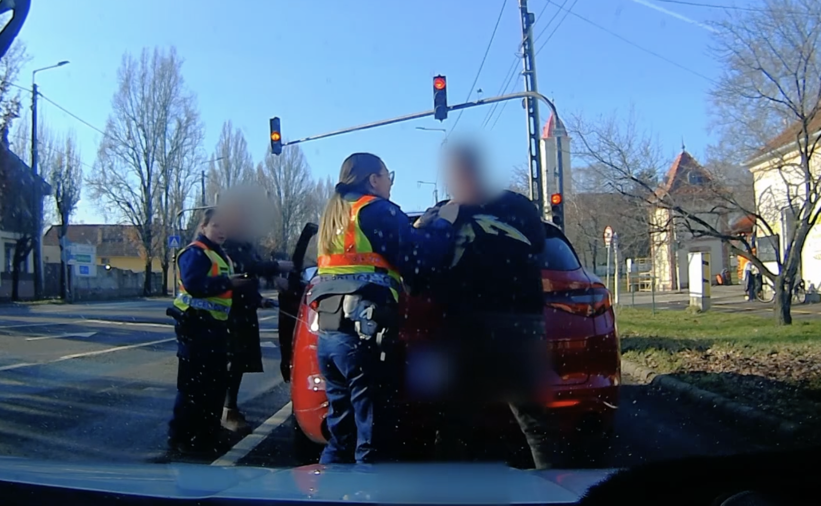 A rendőrök mellett hajtott át a piroson, majd 120-szal menekült előlük egy férfi a békéscsabai belvárosban