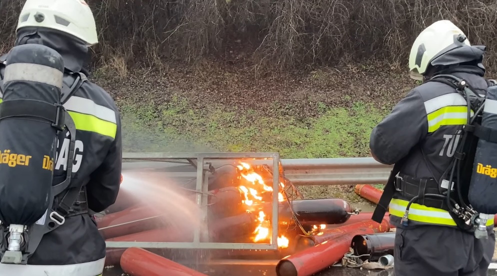 13 elszabadult gázpalackot lőtt ki a TEK mesterlövésze az M6-os autópályán