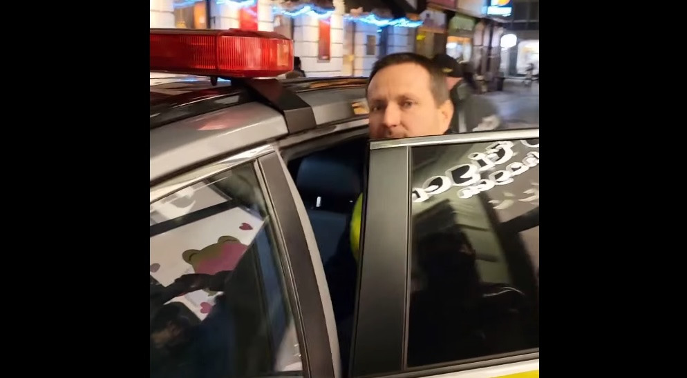 A Benes-dekrétumok miatt tüntetnek Pozsonyban, Orosz Örs szlovákiai magyar politikust elvitték a rendőrök