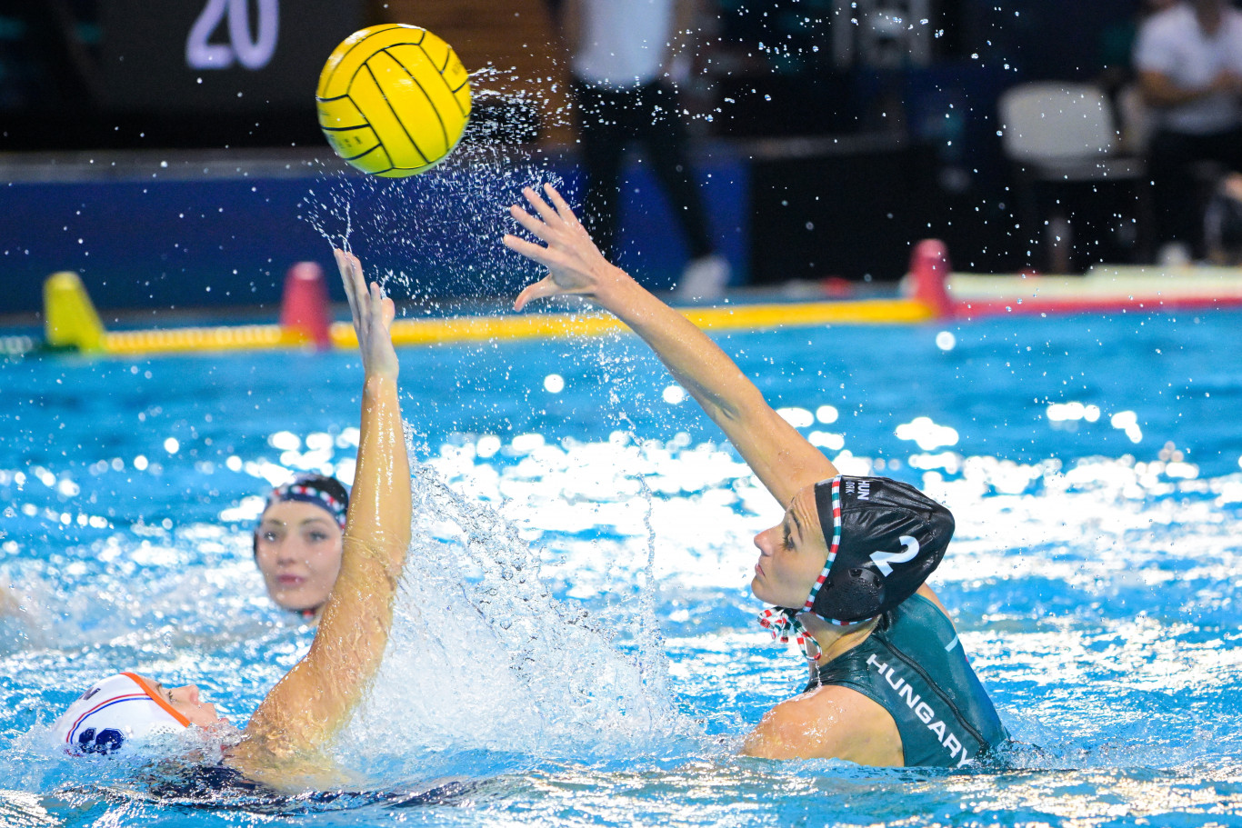 Kikaptak a címvédő hollandoktól, de így is közel az Eb-elődöntő a női vízilabdázóknak