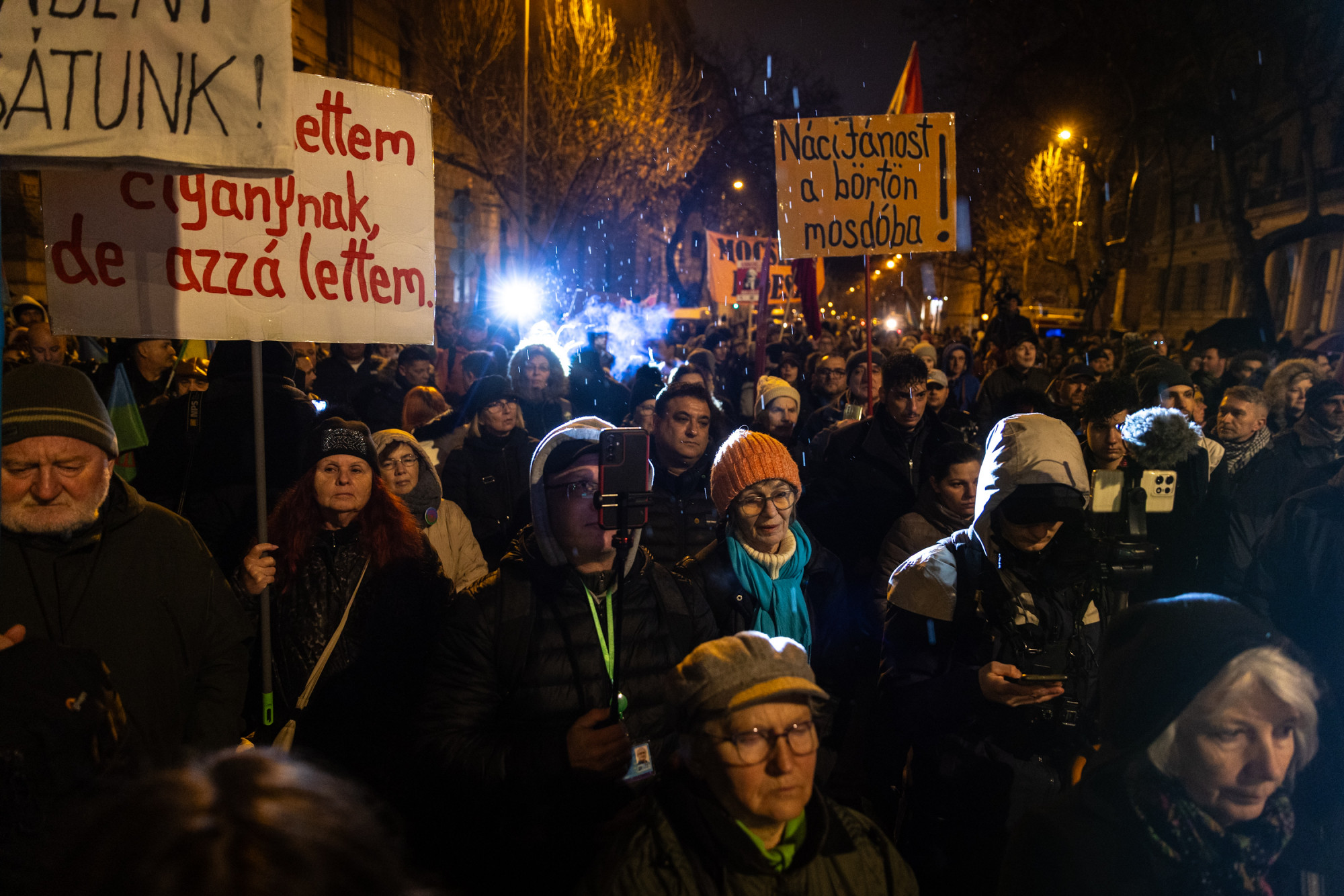 „Ne féljetek cigányok, megjöttek a magyarok" - több százan fejezték ki szolidaritásukat a romák mellett Lázár János minisztériuma előtt