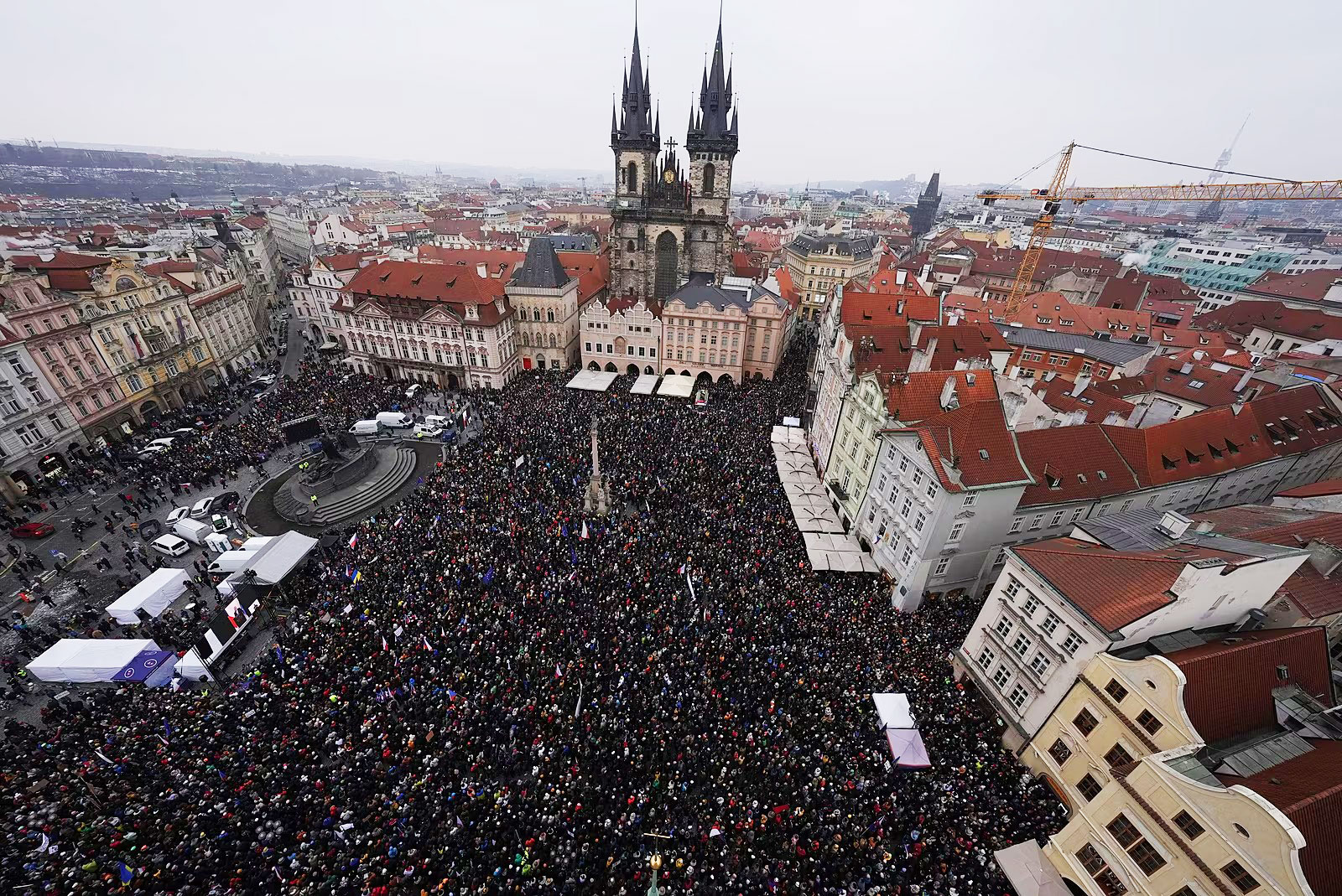 Óriási tömeg tüntetett a cseh elnök mellett Prágában és országszerte
