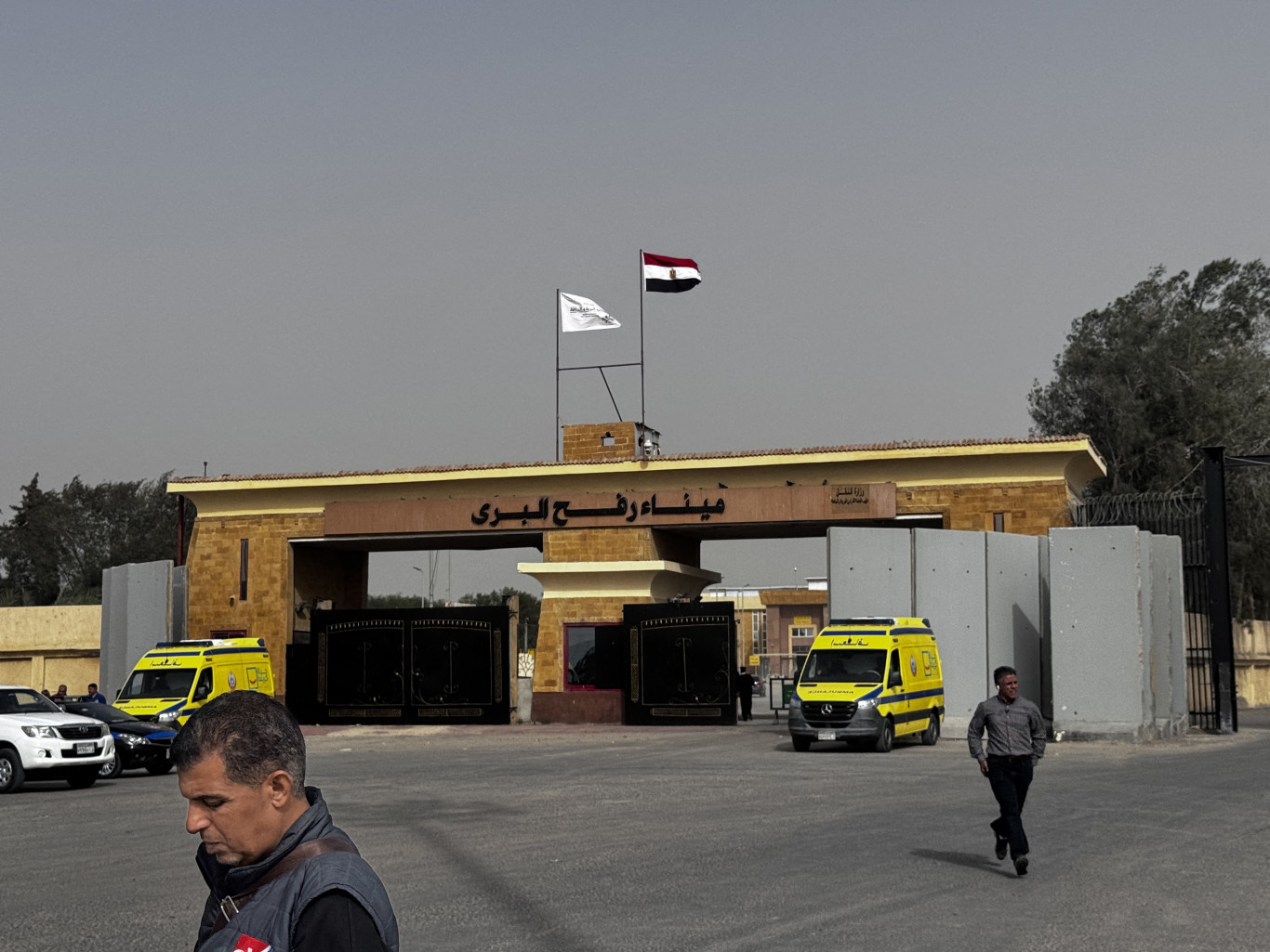 Húszezren hagynák el Gázát, de csak napi ötven embert enged át Izrael a rafahi határátkelőn