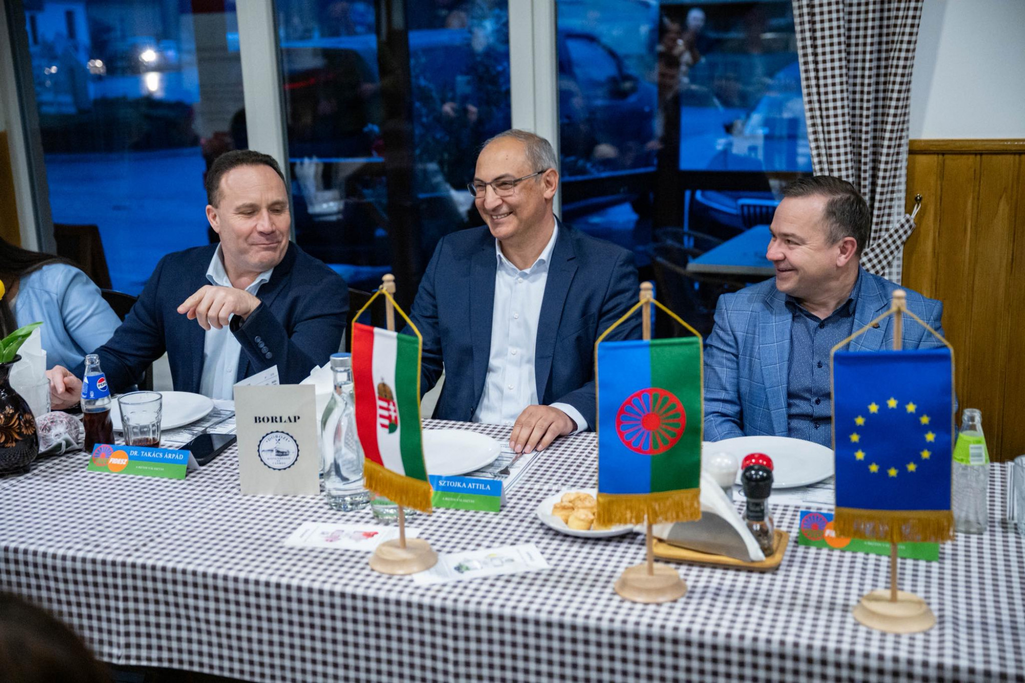 Zengett a „Hajrá, Fidesz!” a másfél millióval támogatott roma civilszervezet eseményén Lázár mondatai után