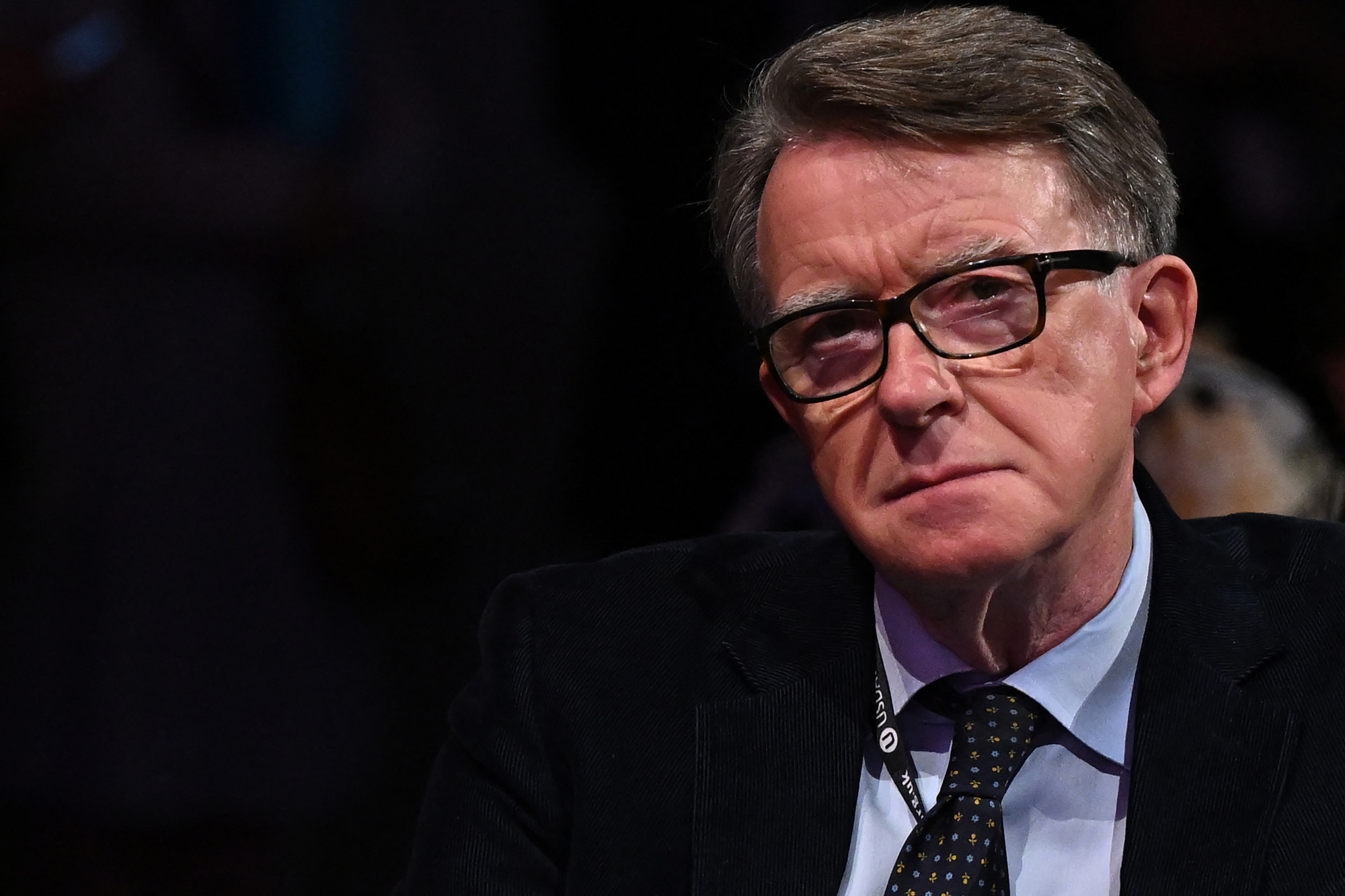 A Lordok Házát is elhagyta Peter Mandelson, akit a brit kormány fel is jelentett