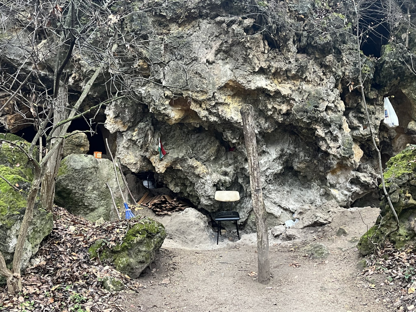 30 évig élt barlangban, most lakásba költözhet egy hajléktalan férfi