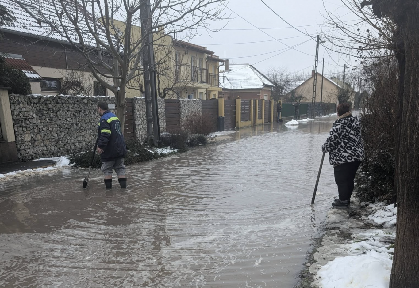 Megsérült egy vízcső Pesterzsébeten, elöntött egy utcát a víz