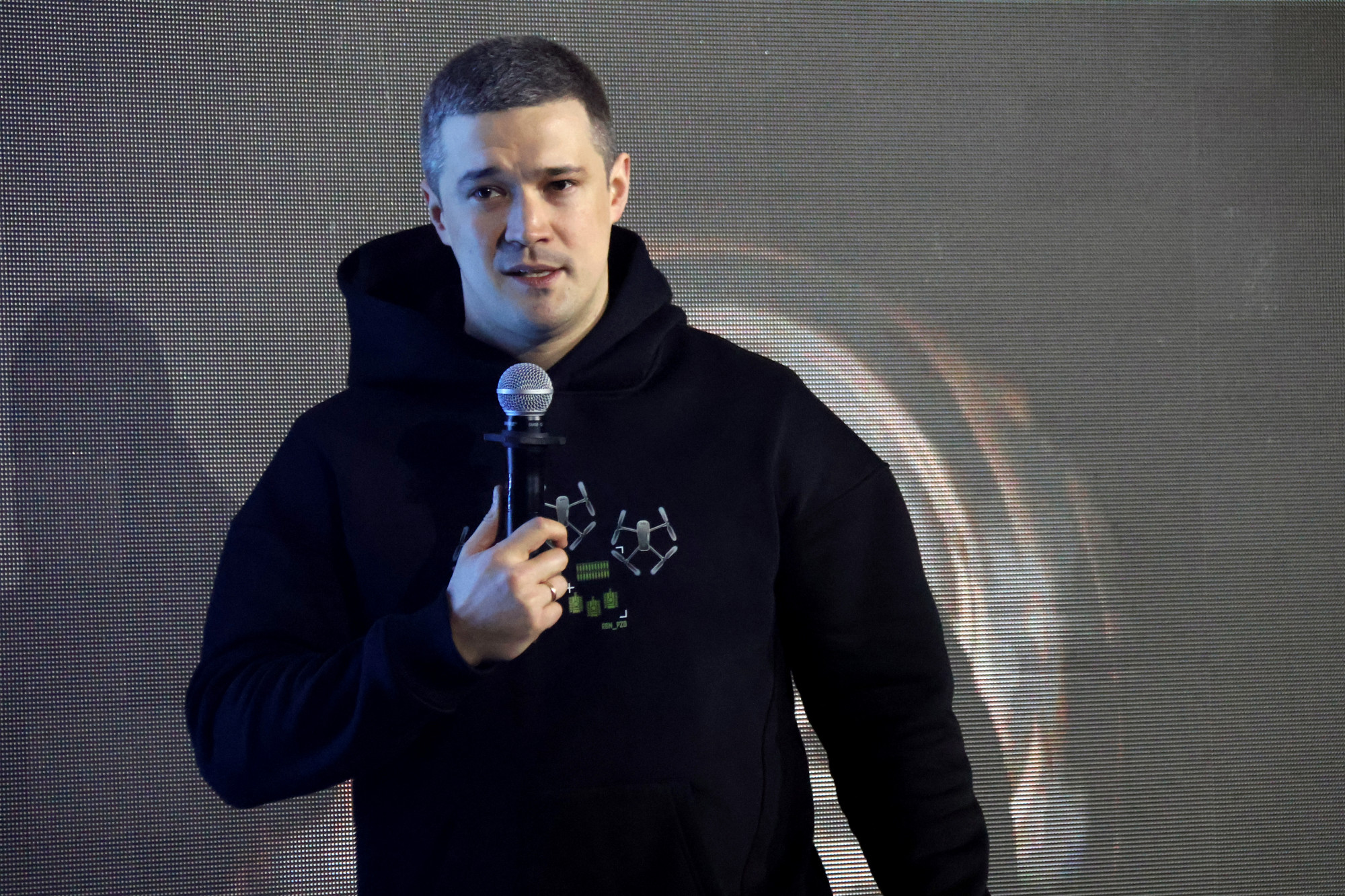 Egyenruha helyett kapucnis pulóvert hord és a technológiára alapozna mindent – fiatal startupper védelmi miniszterrel erősít Ukrajna