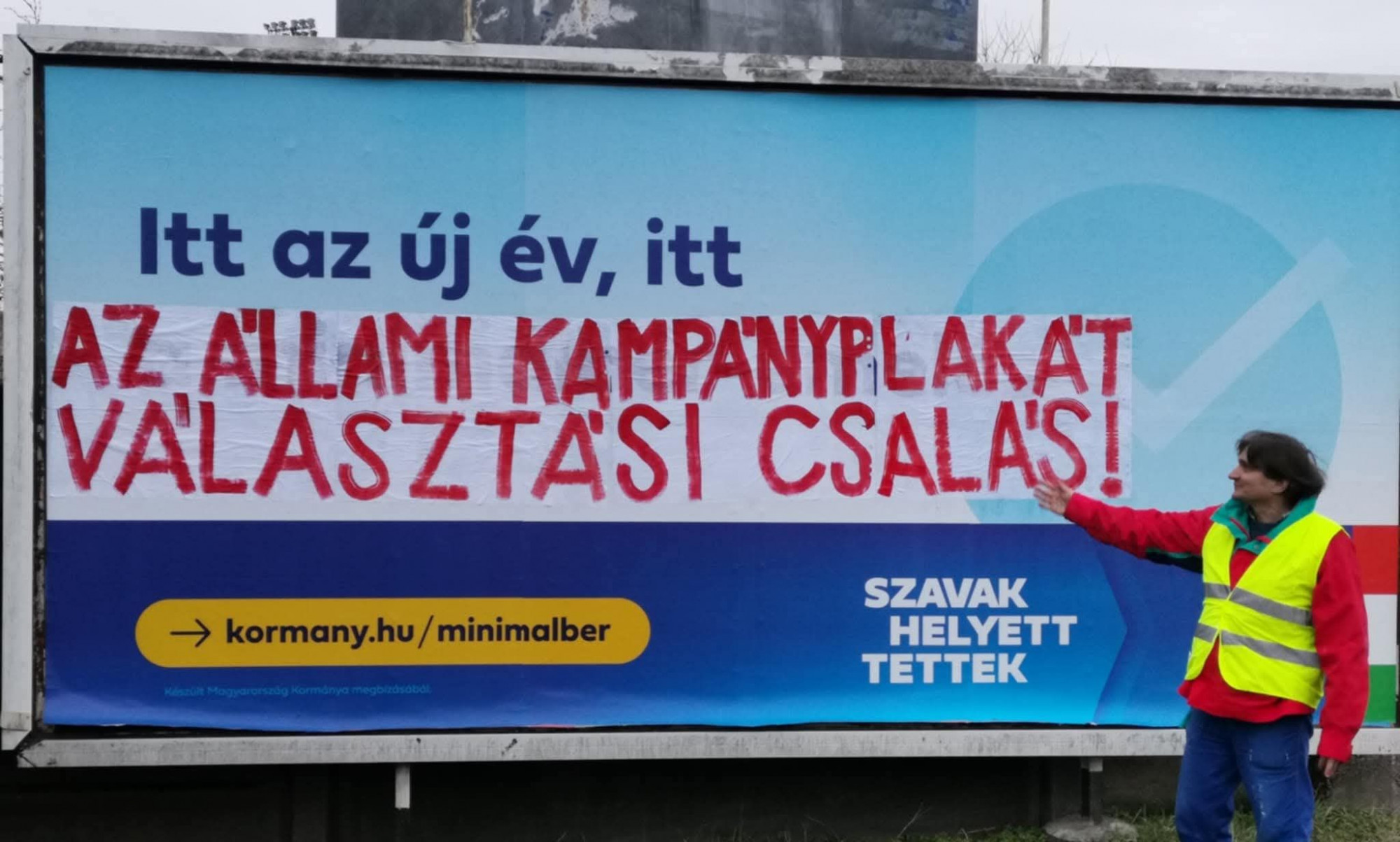 Rongálásért elítélték, mégse áll le: Heindl Péter pécsi aktivista újra célba vette a kormányplakátokat