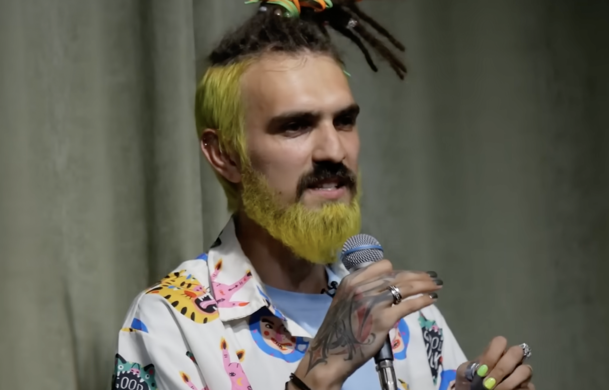 Csaknem hat év börtönt kapott egy orosz humorista, aki egy veterán katonán viccelődött