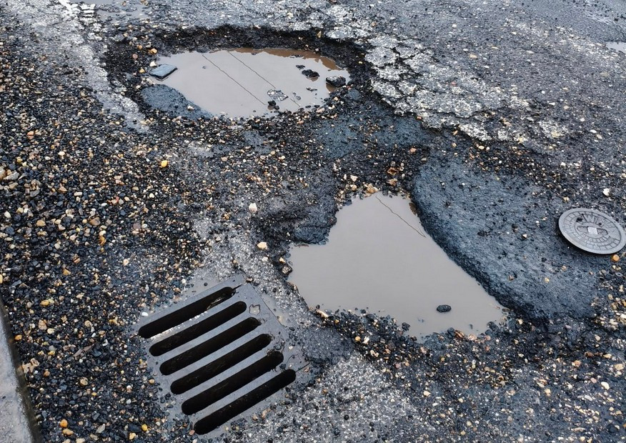 Kátyúhíradó: Karácsony napi ezret javítana ki, Zugló egyeztetne a borzasztó állapotok miatt