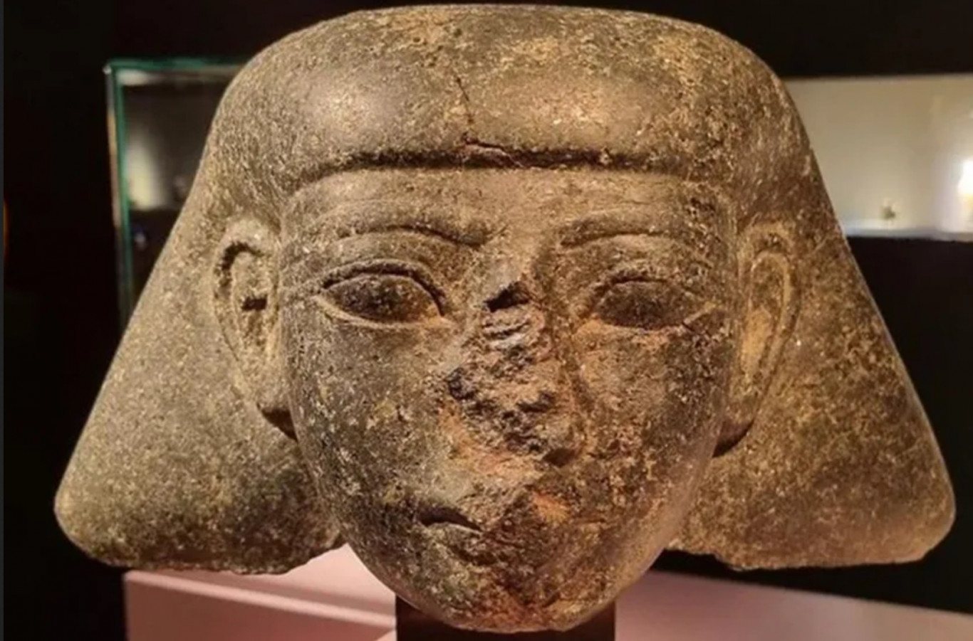 Hollandia visszaadott Egyiptomnak egy 3500 éves szoborfejet, amit még az arab tavasz idején lophattak el