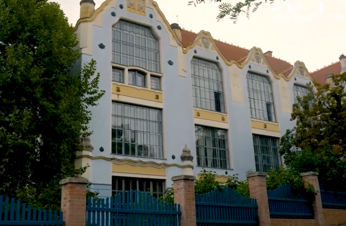 Állami bérlakásból kerültek utcára kisgyerekkel, majd a házban forgatták a kormány „Albérlet helyett saját otthon” reklámfilmjét