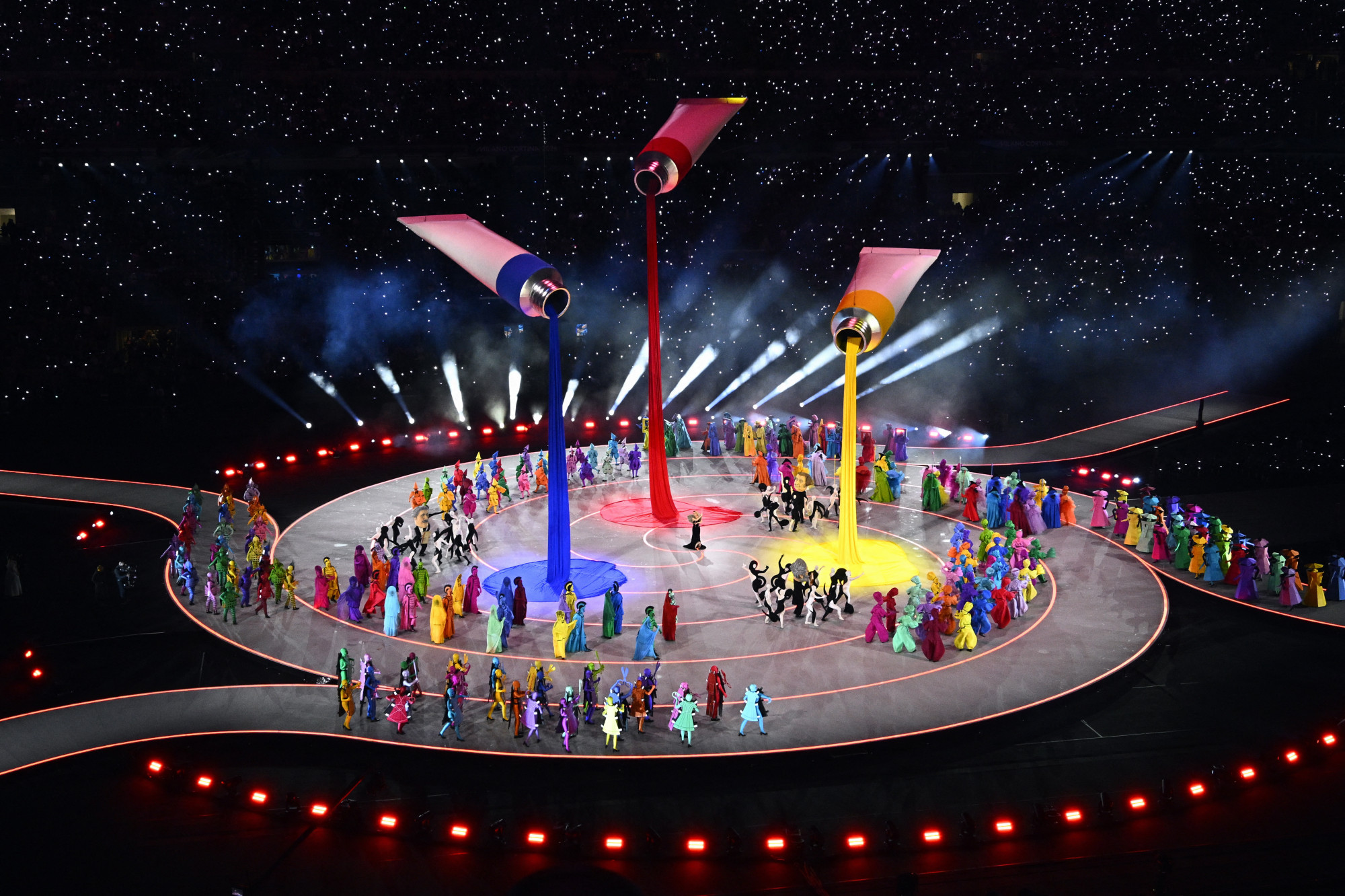 Óriási festékes tubusok, kávéfőzőknek öltözött táncosok és rengeteg szín - hivatalosan is megnyílt a téli olimpia