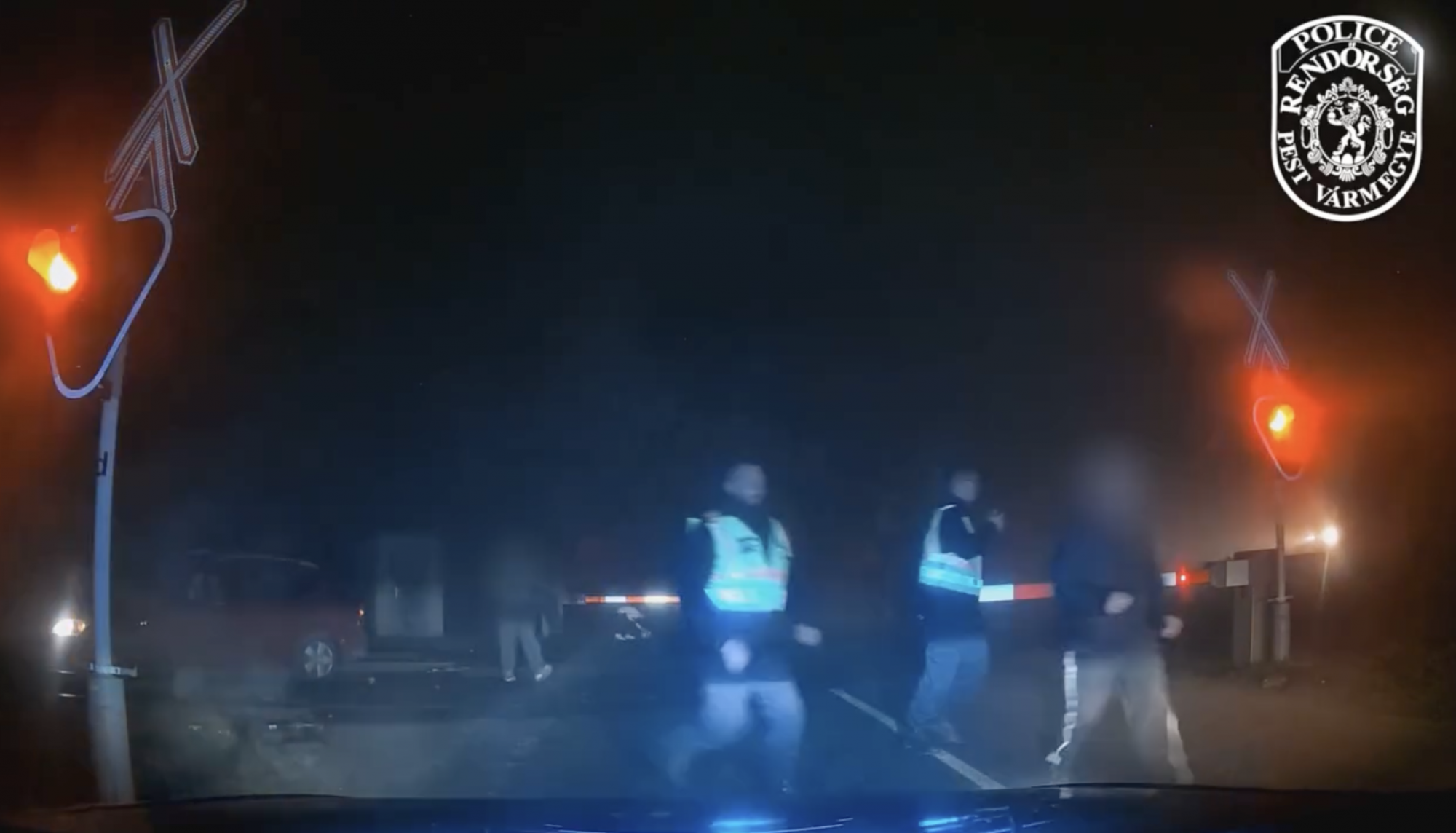 Síneken ragadt autót sodort el a vonat Isaszegnél