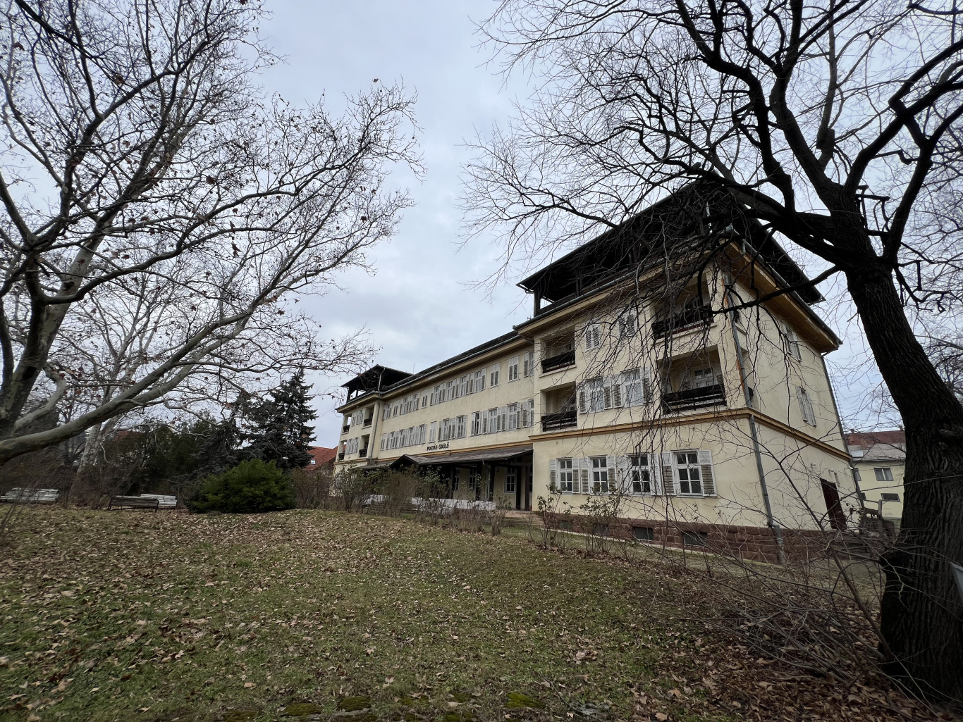 Sok szobában még az ágyneműt sem húzták le, hat éve pusztul Balatonalmádi kellős közepén a volt postásüdülő