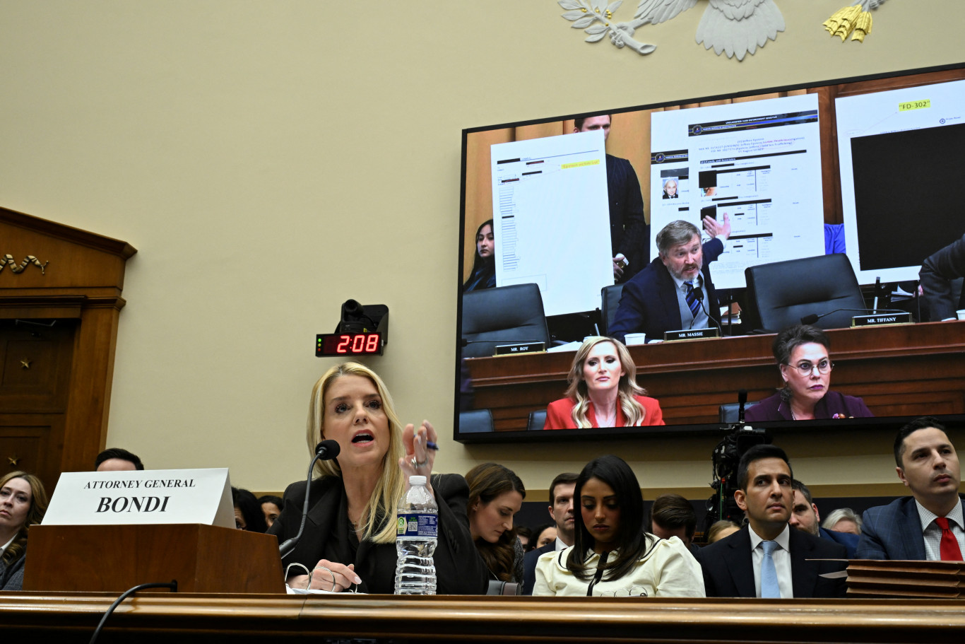 Az Epstein-iratok miatt is szorongatják Trump igazságügyi miniszterét, de nem kér bocsánatot az áldozatoktól