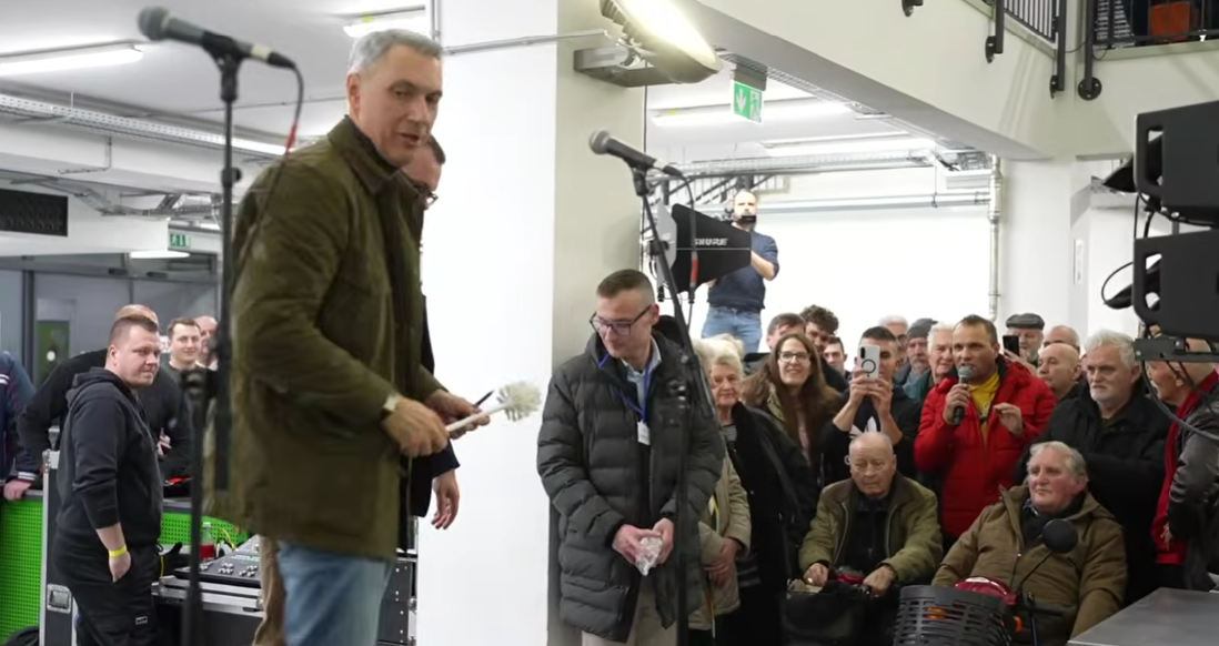 Lázár János a győri fórumán átvett egy vécékefét, amit Gáspár Evelinnek küldtek