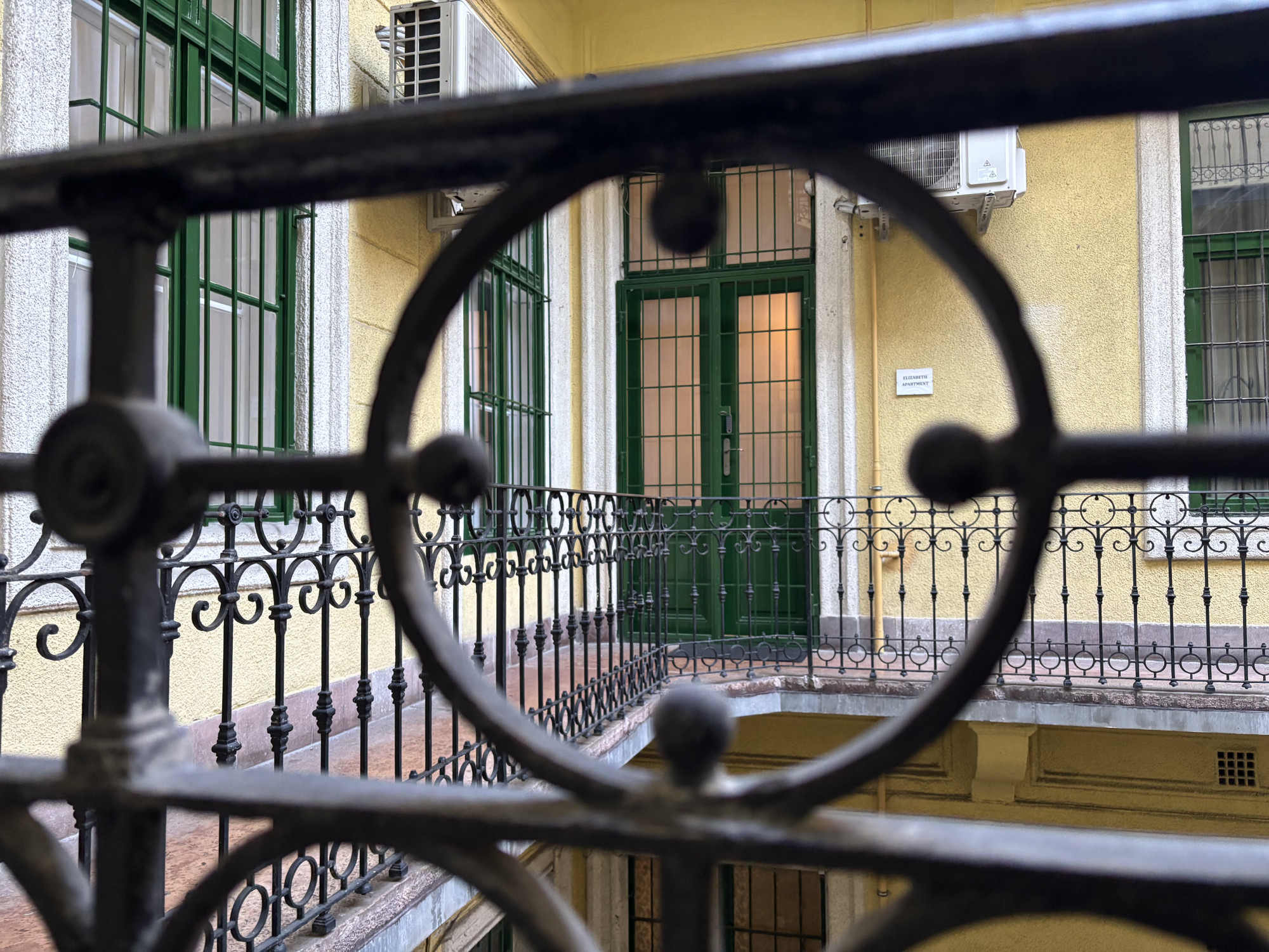 Azt állítja, hogy nem tudott a kameráról, feljelentést tett a lakás tulajdonosa, ahol felvétel készülhetett Magyar Péterről és volt barátnőjéről