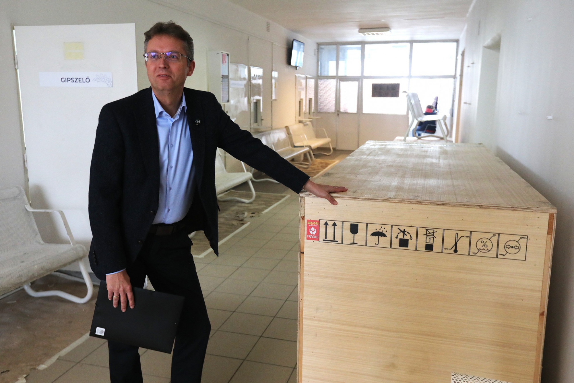 Hankó miniszter elintézte, hogy a választókerületében lévő szakrendelő jó kezekben legyen: az övében