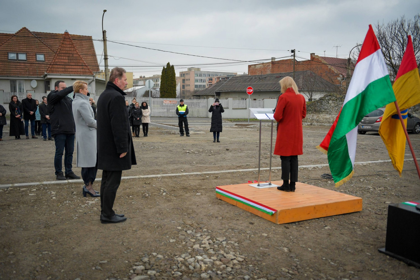 Nagy csinnadrattával átadtak egy 40 millióból "épült", döngölt földes parkolót Sátoraljaújhelyen