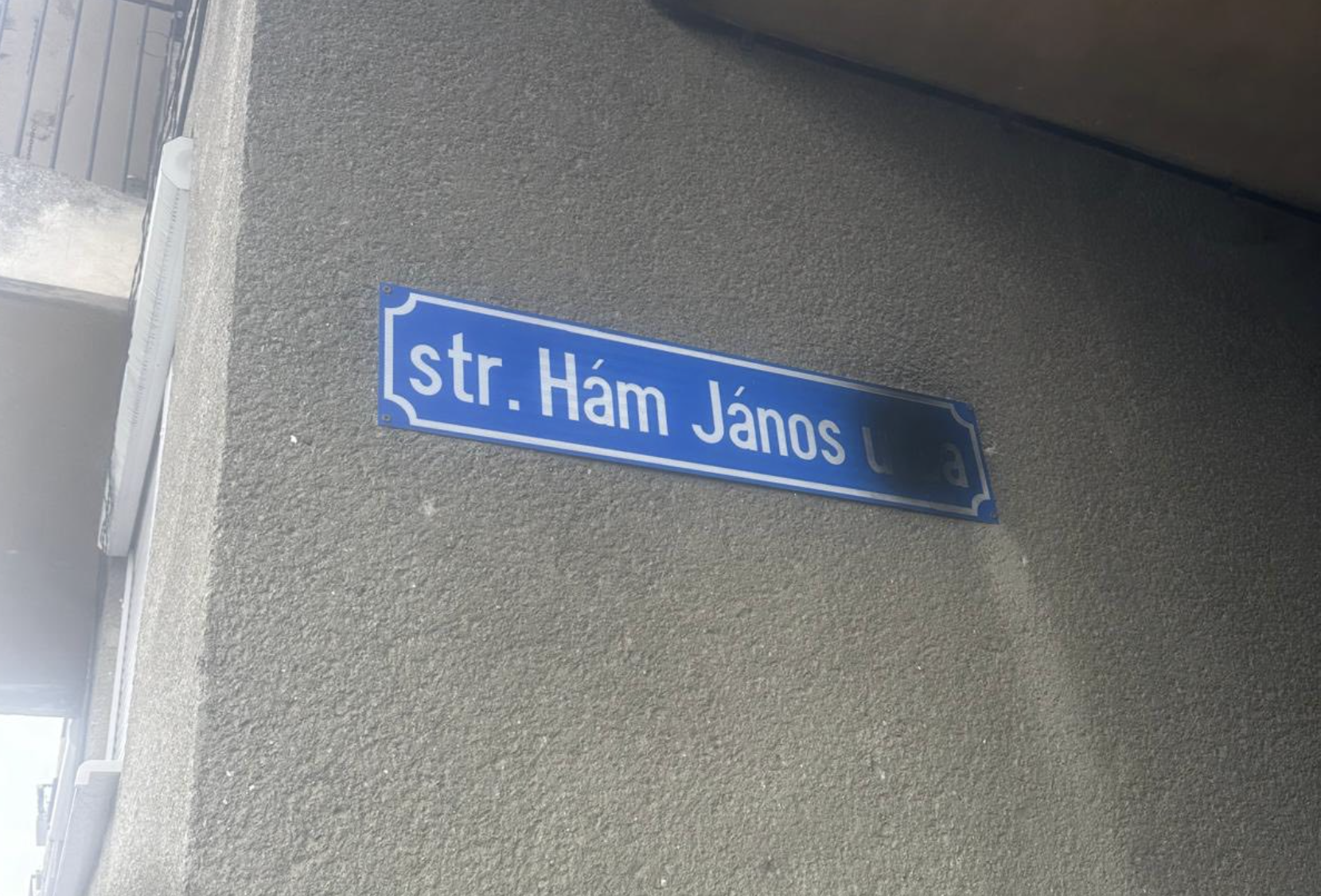 Magyar feliratú táblákat fújtak le fekete festékkel Szatmárnémetiben