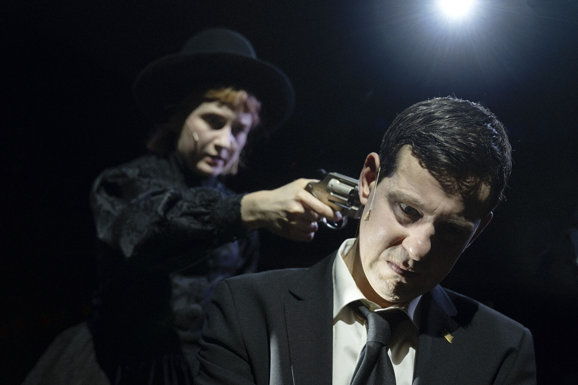 Monológja alatt gyümölcsökkel dobálták meg a szélsőjobbos politikust alakító színészt egy német színházban