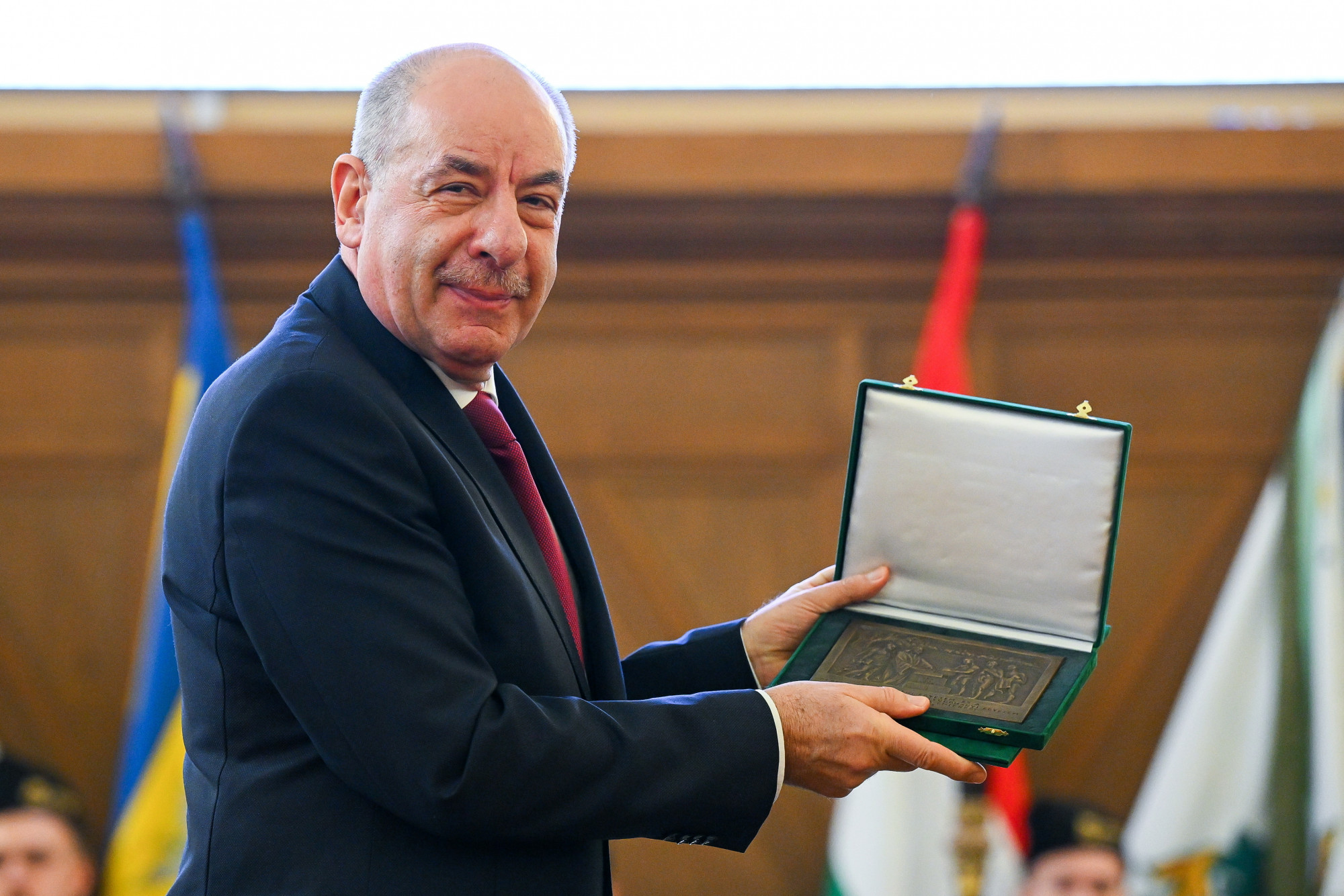 Sulyok Tamás is Laposföld-díjat kapott Wieber Orsolya asztrológus kitüntetéséért