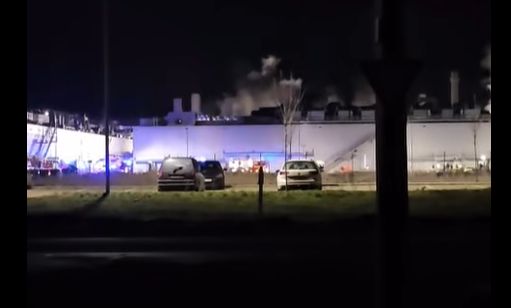 Tűzoltók és mentők vonultak a kínai Semcorp debreceni gyárához, rejtélyes módon beindult az oltórendszer