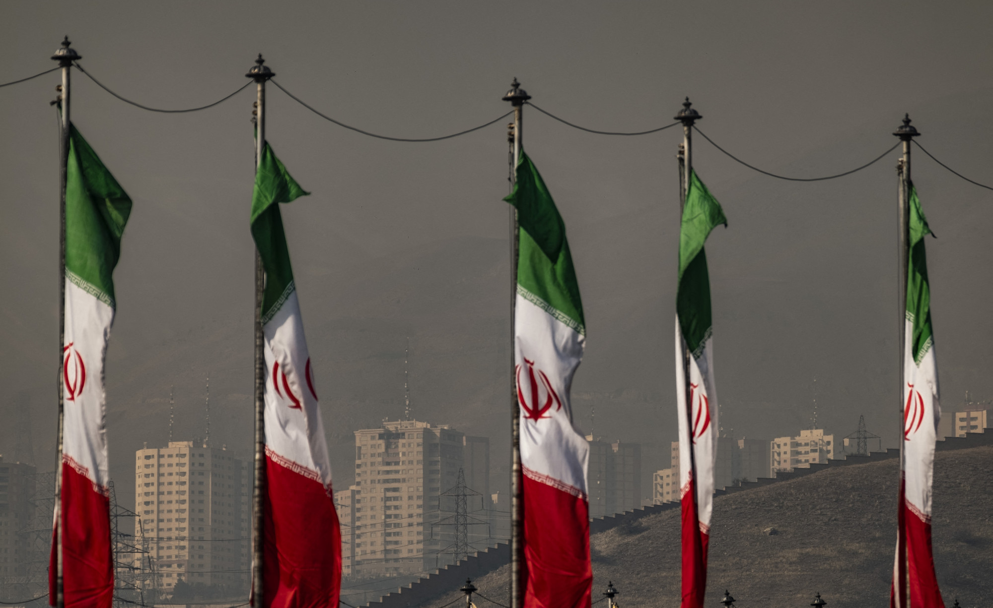 Irán lezárta légterét