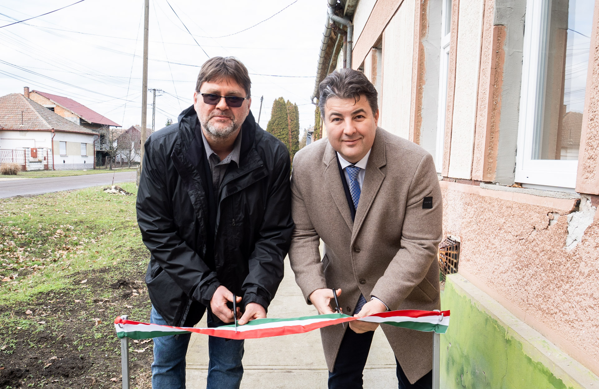 „Dolgozunk, csináljuk” – Erdős Norbert átadott egy 140 méteres járdaszakaszt, majd egy félkész útfelújítási projektet