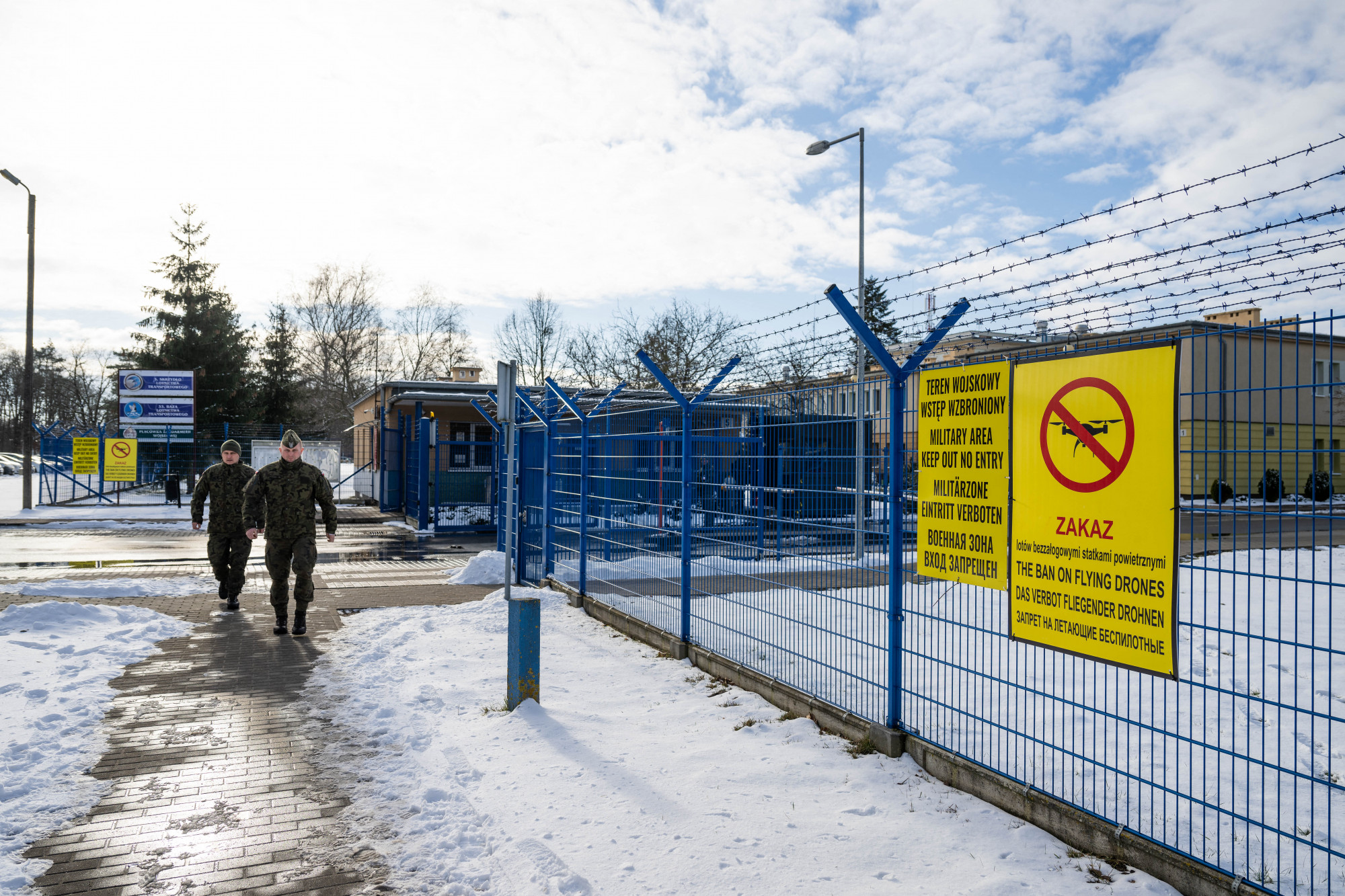 Lengyelország kitiltotta a katonai bázisairól a kínai autókat