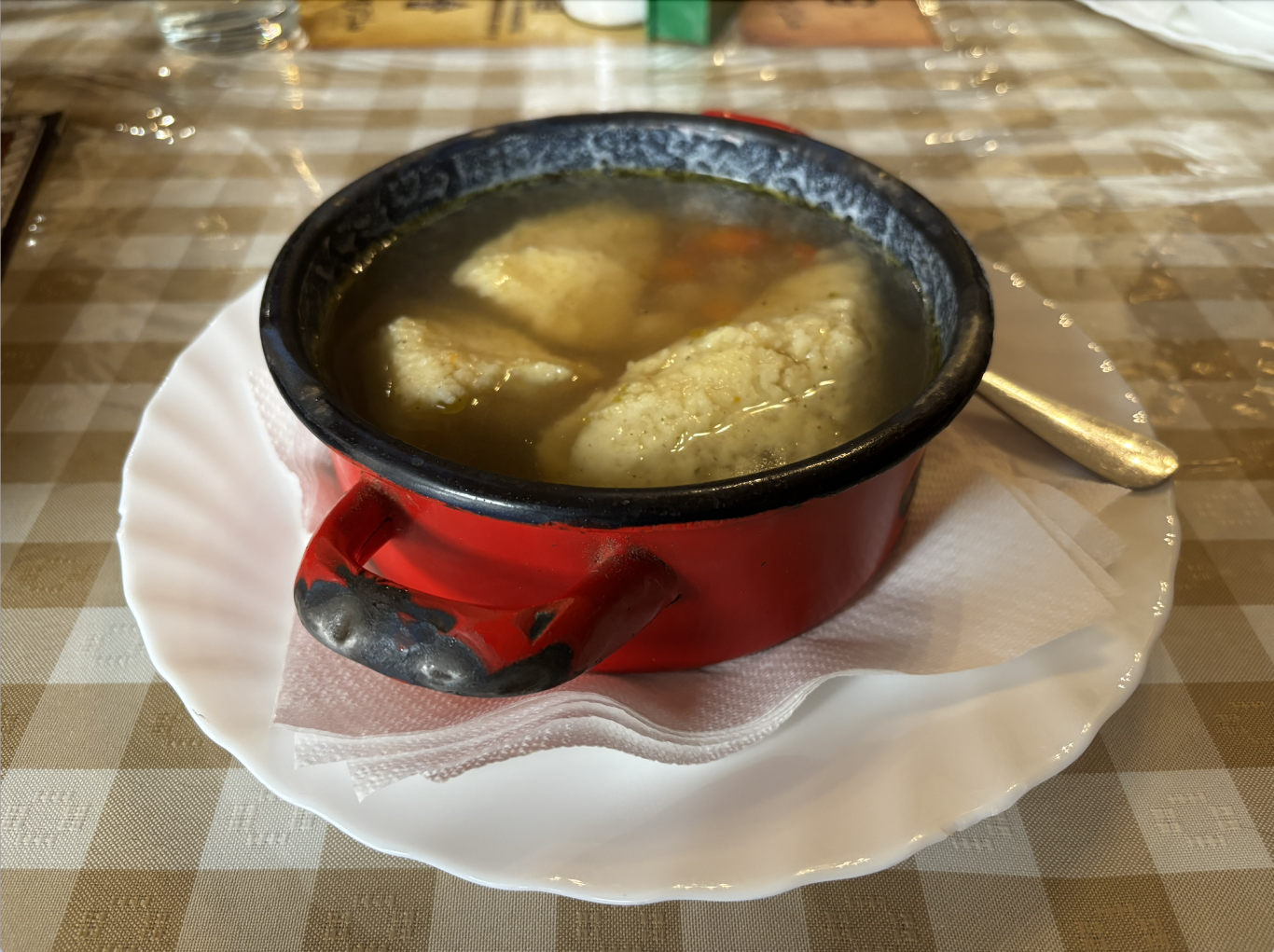 Kalória és kapitalizmus – spanyolos sorok, hiteles lábosok, krumplileves krumplivesek és hülye bordák a Király utcában