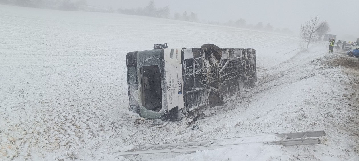 A hó miatt összeomlott a közlekedés Nyugat-Magyarországon: 16 busz balesetezett