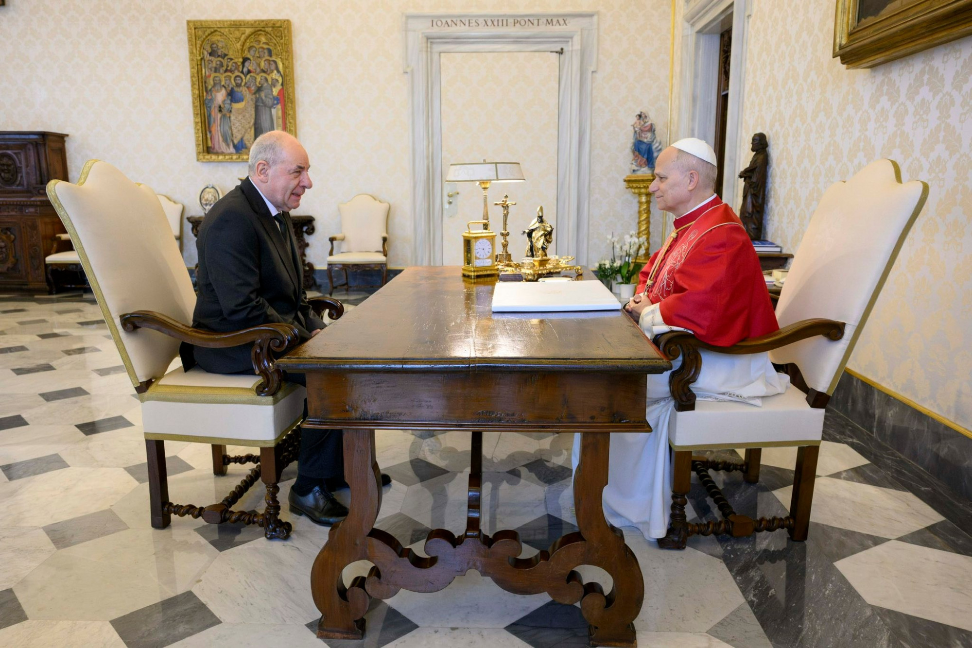 Madonna-szoborral érkezett Sulyok Tamás a pápához, akivel a békéről beszélgetett