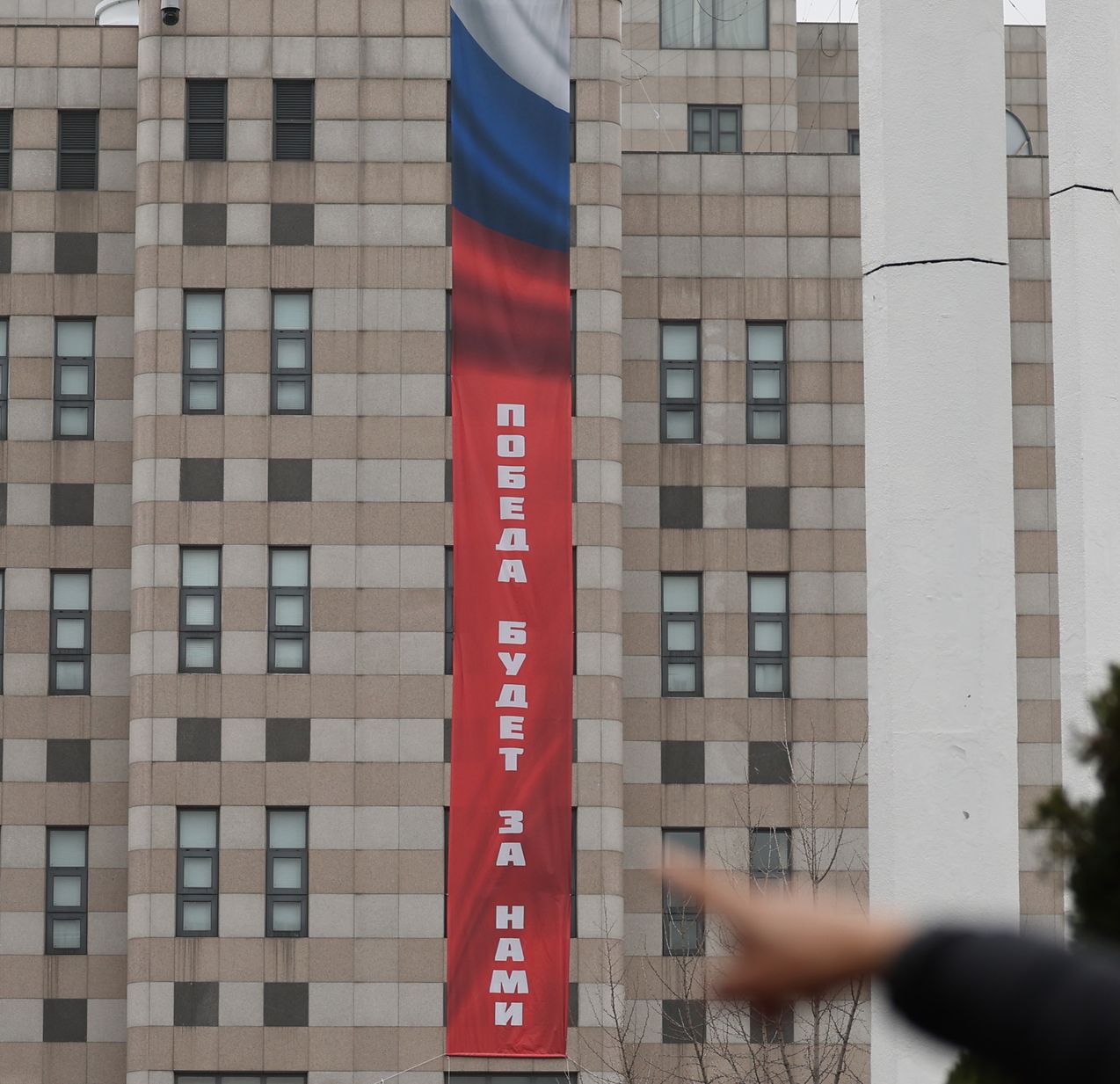 „A győzelem a miénk lesz” feliratú transzparenst tettek ki az oroszok a nagykövetségük épületére Szöulban