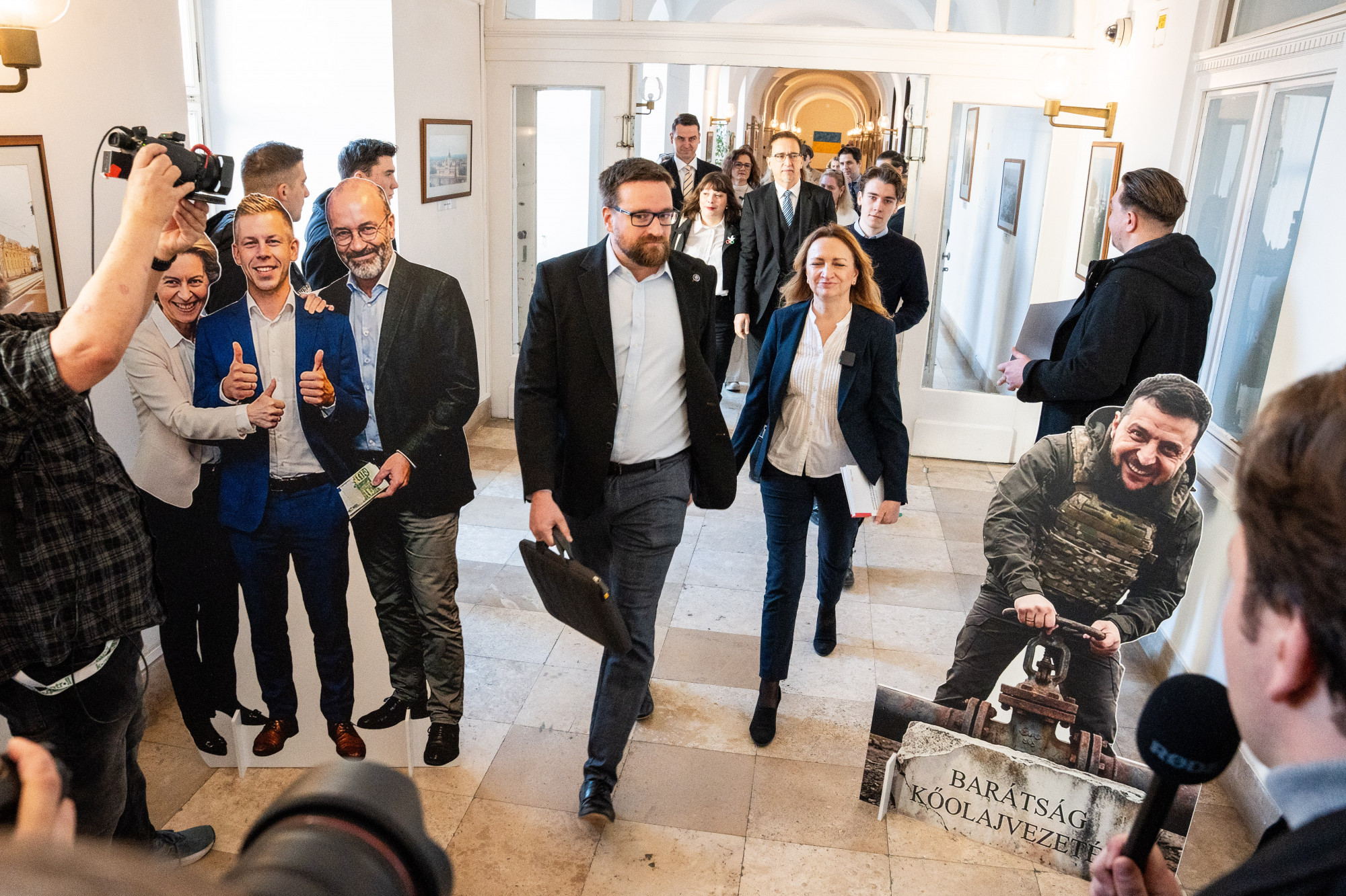 Szemléltető eszközökkel érkezett a Fővárosi Közgyűlésre a Fidelitas