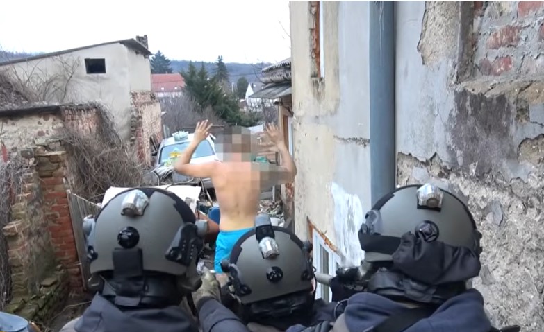 Emberrablás Pécsen: belőttek egy férfi autójába, majd elrabolták, és 4 millió forintot követeltek tőle, „vagy ilyen értékben bármit”