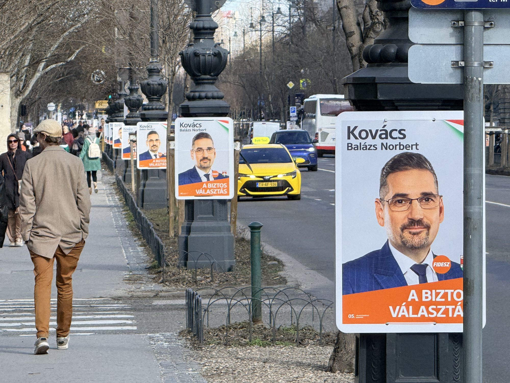 Leszedték a fideszes plakátokat Újlipótváros virágtartóiról