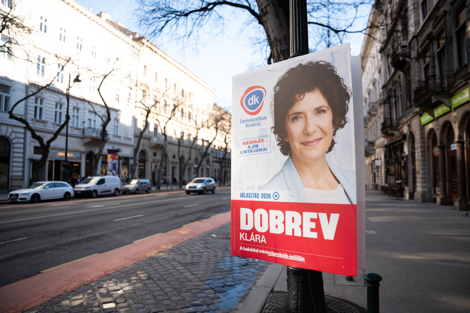 Felgyújtottak és levizeltek egy Dobrav-plakátot, a DK feljelentést tesz