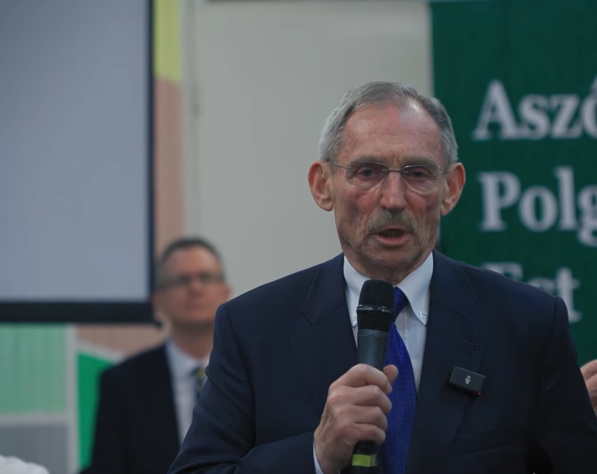 Kreatív KDNP-s csúcsformában – még soha senki nem olvasott fel kérdéseket úgy, ahogy Rétvári Bence tette Pintér belügyminiszterrel közös fórumán