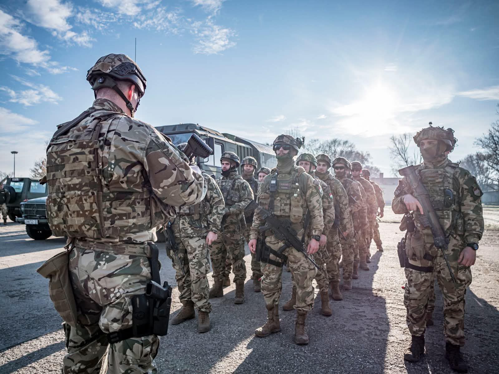 Már csúcsra pörgött a kampány, pedig még csak február van: katonák járőröznek a MOL létesítményei környékén