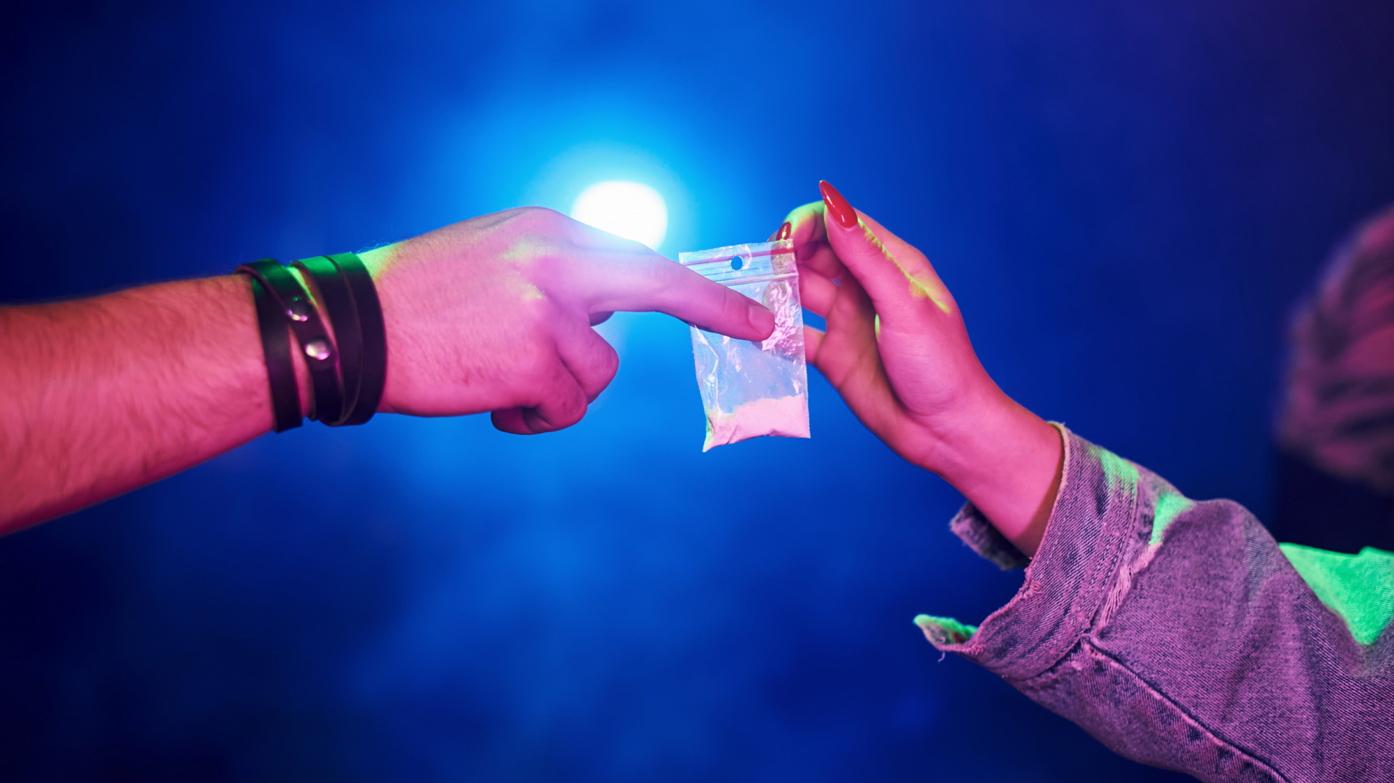 Lehet pisiltetni a fiatalokat, látványosan akciózni a szórakozóhelyeken, ettől még különösebb változás a kábítószerpiacon nem történik