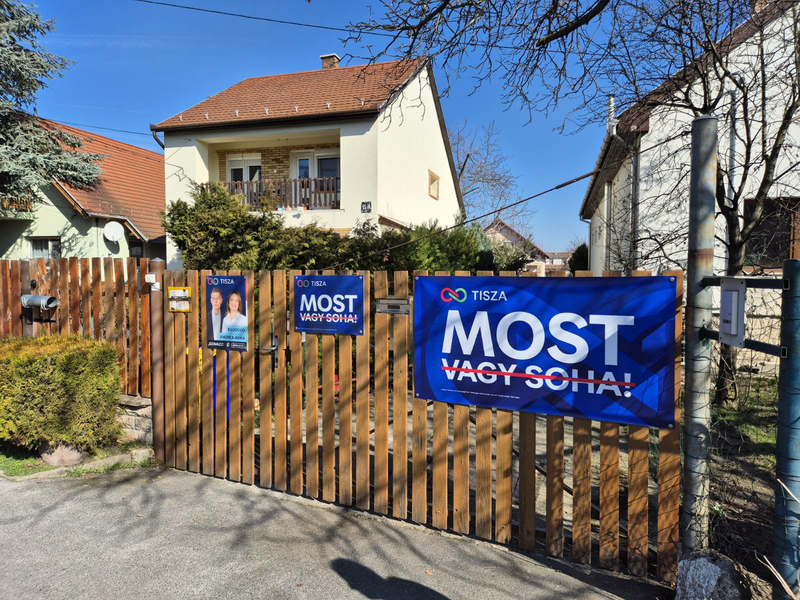 A tiszások az otthonaikra erősített plakátokkal szállnak be a kampányba