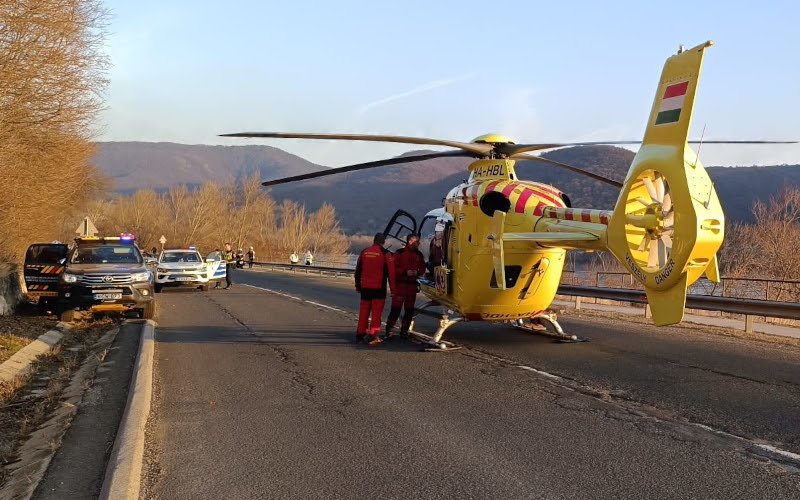 Egy fiatal lány 3-4 métert zuhant a Börzsönyben a Remete-barlangnál, a hegyimentők hozták le a mentőhelikopterhez