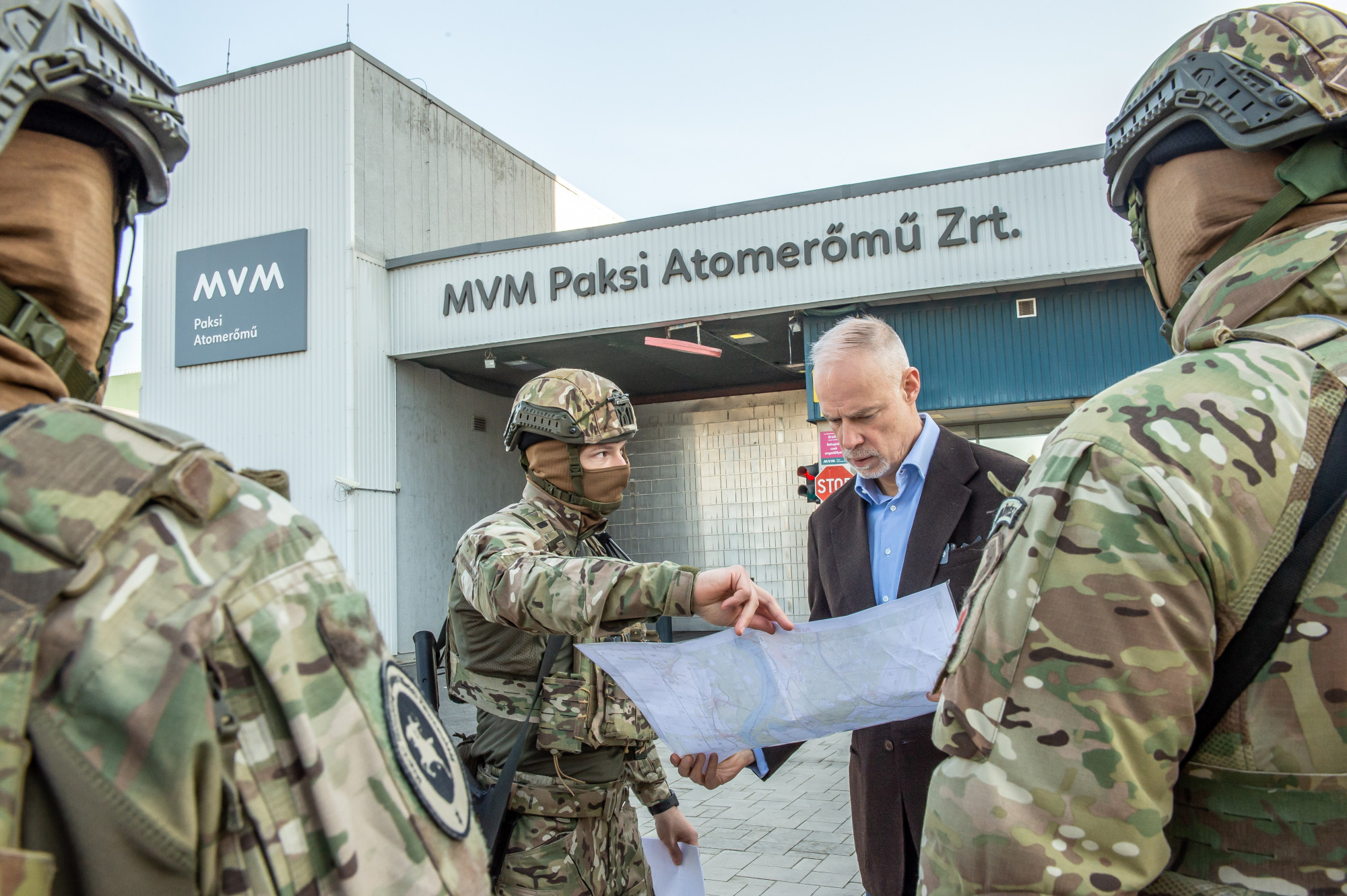 Biztonsági kockázatott jelenthetett, hogy a kormány képeket posztolt a paksi atomerőműből