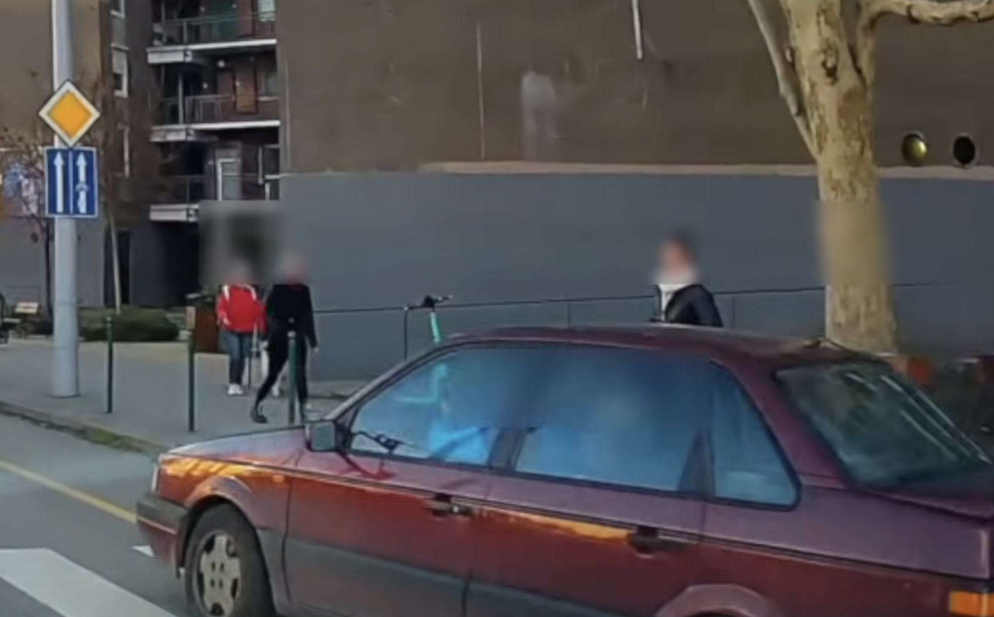 A járdára, a gyalogosok közé felhajtva próbált előzni egy autós